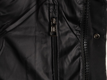 Moncler/蒙口 Gamme Rouge雙口袋連帽羽絨服
Moncler Gamme Rouge男士羽絨服，酒紅色超
有質感，尼龍面料防潑水，90絨填充保暖力滿分
。連帽設計＋金屬按扣，細節控必入！兩個翻蓋
口袋超實用，寬松版型，隨便搭配都很時髦，冬季
出街或戶外都很適合～
A Size:1-5