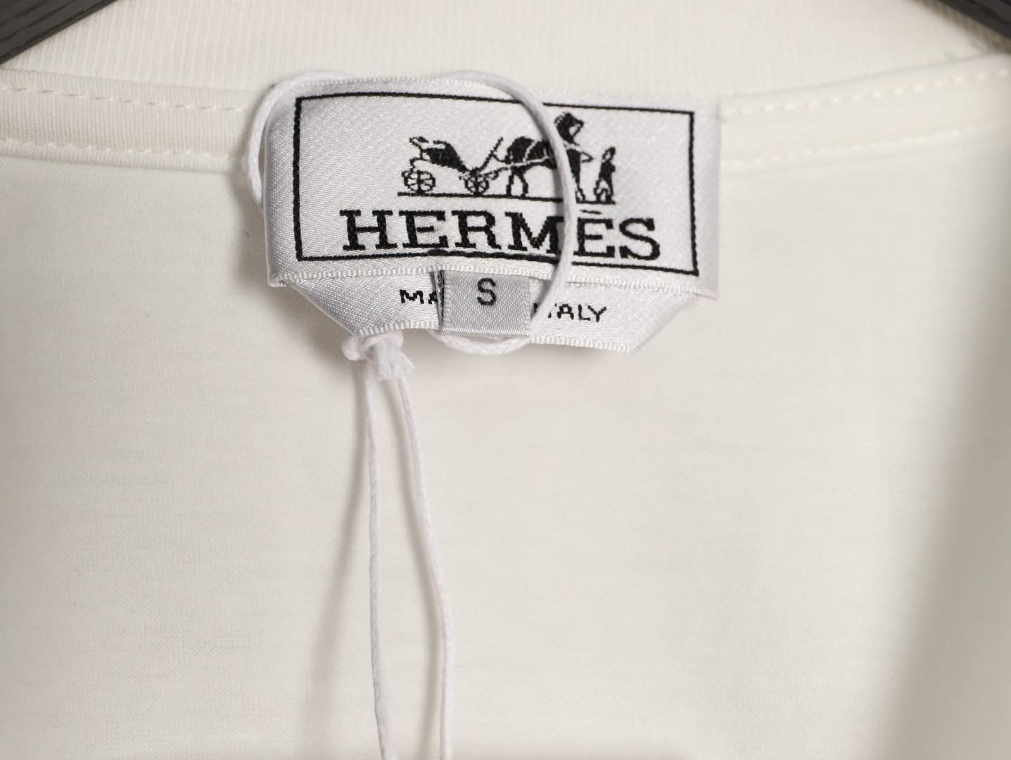 🔝HERMES愛瑪仕 真皮H字貼片短袖T恤正品購入，21支洗後維斯棉190克，1*1羅紋230克，面料拼接，模板刺繡，定制1：1真皮皮標，定制1：1商標，寬松版型
B Size：S-XL