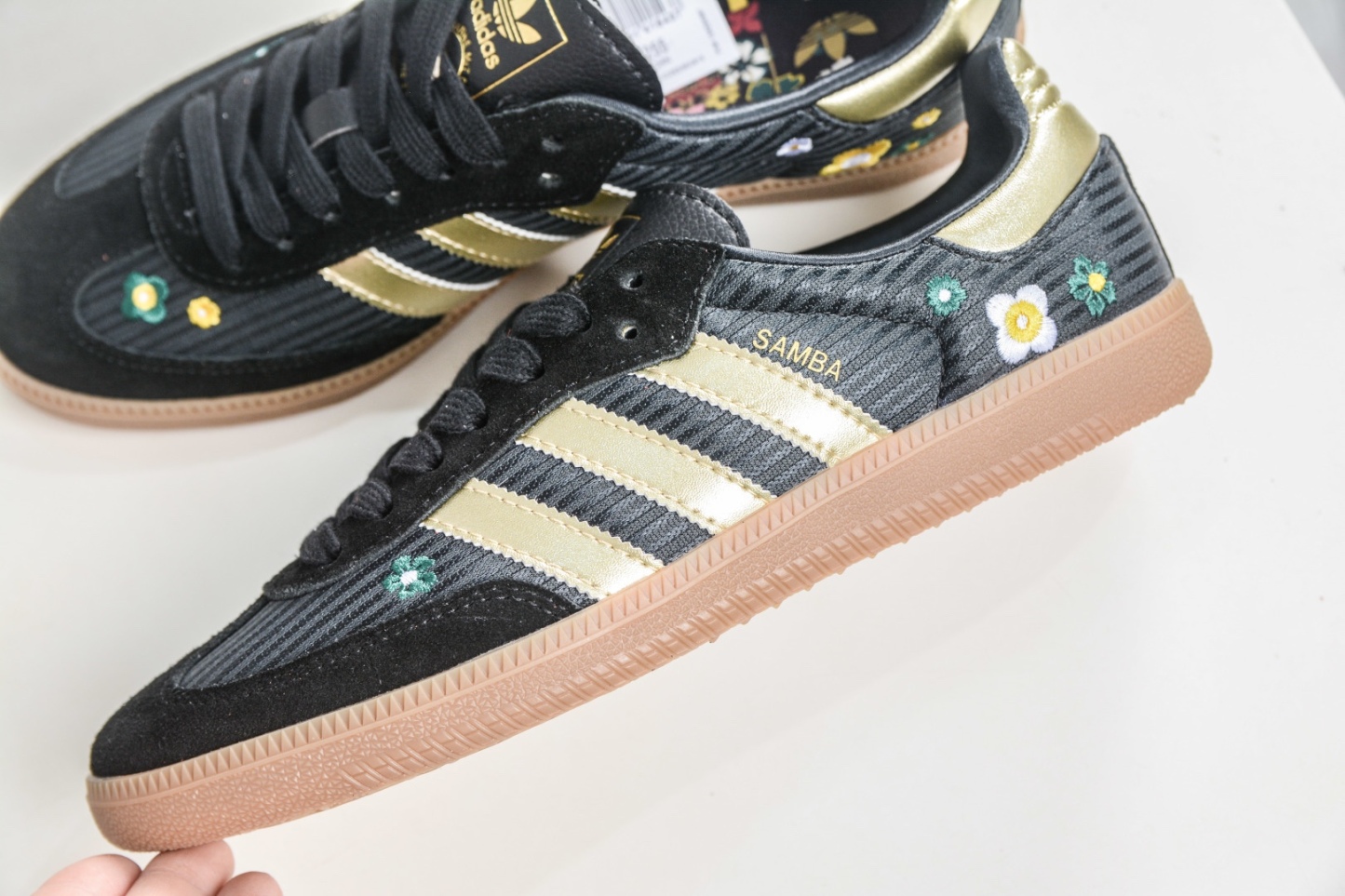 adidas originals SAMBA OG W 此款鞋延續了橡膠外底和經典款式的傳統。
貨號：IH1331
Size：35 36 36.5 37 38 38.5 39 40 40.5 41 42 42.5 43 44 44.5 45