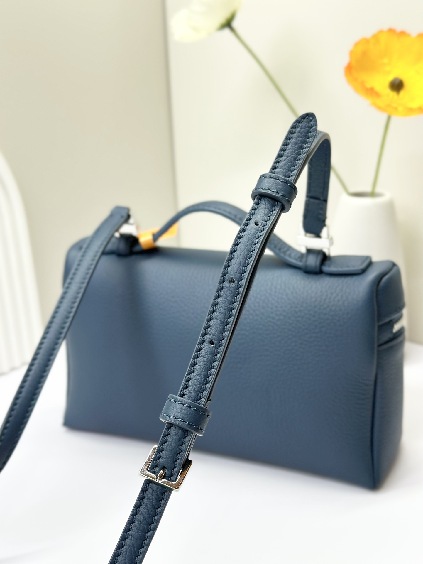 𝓛𝓸𝓻𝓸 𝓟𝓲𝓪𝓷𝓪諾悠翩雅
𝑬𝒙𝒕𝒓𝒂 𝑷𝒐𝒄𝒌𝒆𝒕 𝑳𝟏𝟗 
這是一款大開口結構的功能性設計的手拿包，經典風格和簡約設計的組合體。包身採用進口原廠小牛皮材質，輕微的錘紋呈現優雅的紋理，內里採用進口原廠小羊皮。皮革手柄和可拆卸肩帶，可打造出不同背法實用百搭。雙向拉鍊開合，搭配My Charms銀色金屬掛飾。（LP特級全鋼配件五金）
size：11×19×6.5cm
貨號：FAN4046
配套全套專櫃禮盒包裝🎁