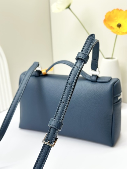 𝓛𝓸𝓻𝓸 𝓟𝓲𝓪𝓷𝓪諾悠翩雅
𝑬𝒙𝒕𝒓𝒂 𝑷𝒐𝒄𝒌𝒆𝒕 𝑳𝟏𝟗 
這是一款大開口結構的功能性設計的手拿包，經典風格和簡約設計的組合體。包身採用進口原廠小牛皮材質，輕微的錘紋呈現優雅的紋理，內里採用進口原廠小羊皮。皮革手柄和可拆卸肩帶，可打造出不同背法實用百搭。雙向拉鍊開合，搭配My Charms銀色金屬掛飾。（LP特級全鋼配件五金）
size：11×19×6.5cm
貨號：FAN4046
配套全套專櫃禮盒包裝🎁