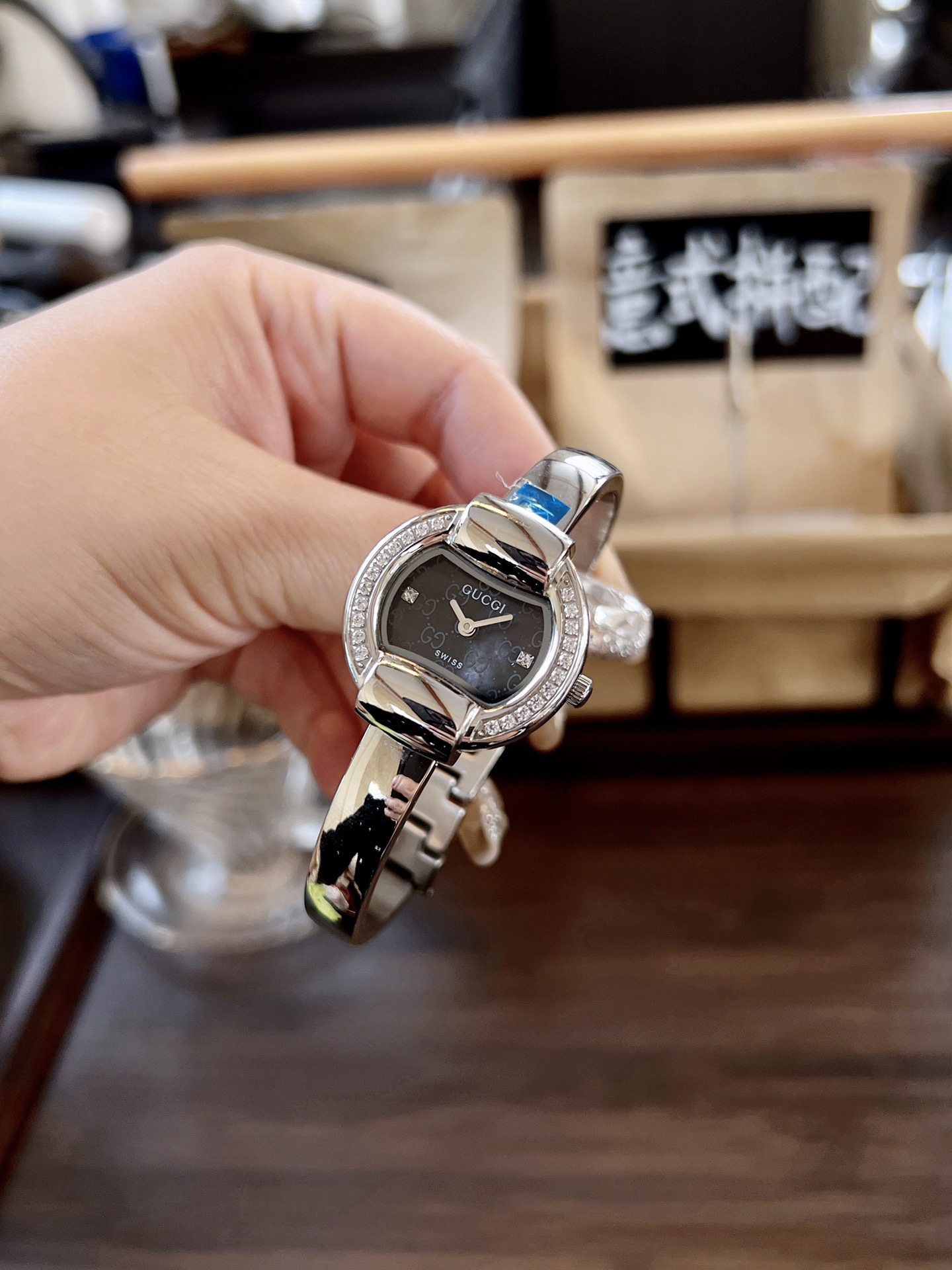 古馳
Gucci 瑞士日內瓦最新限量款升級版到貨（後蓋全新加重處理，重做原裝對版鑲鑽字面。字面鑲嵌八箭八星兩個閃亮的鋯鑽石💎，細節誠意滿滿💎區別以往老舊版本，歡迎品鑒👏👏），表徑25mm，厚度7.5mm，藍寶石玻璃，表面把頭都有經典雙G logo設計元素，非常經典，適合小手腕佩戴，小巧玲瓏，溫婉細膩