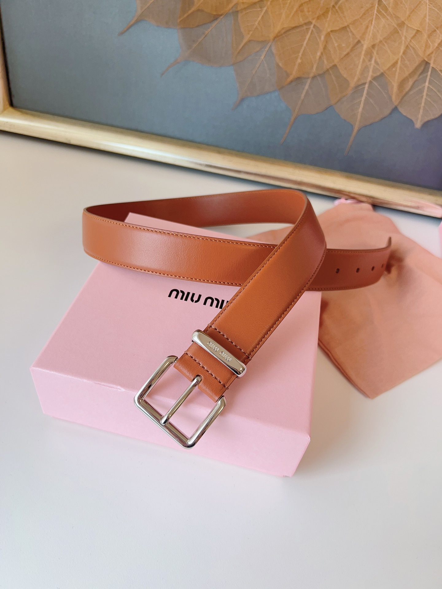 这款皮革腰帶設計簡約而優雅，腰帶環伴以Miu Miu徽標。雙面進口小牛皮 金屬搭扣 腰帶環飾激光雕刻徽標 寬度: 3.5cm
