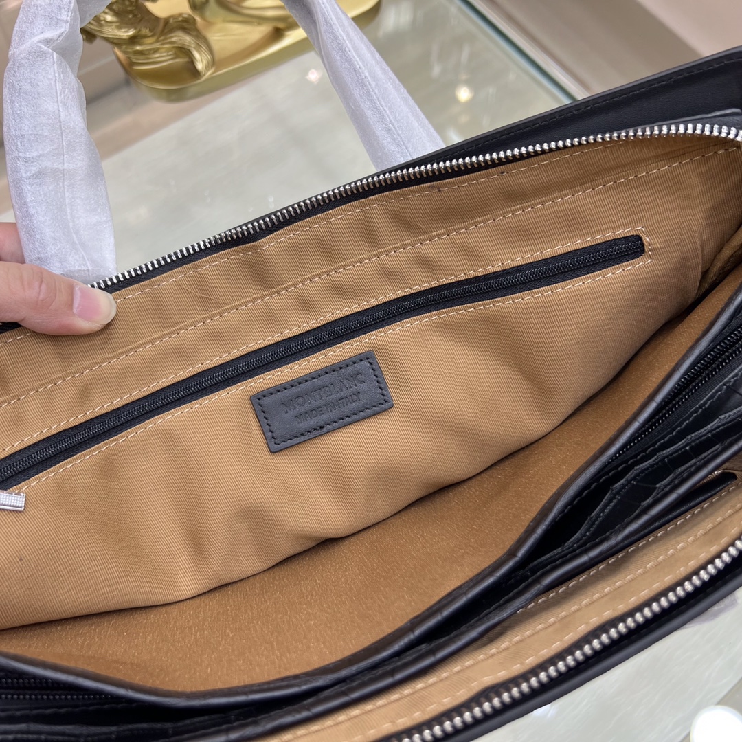 Montblanc lnternational（萬寶龍）新款公文包 採用進口鰐魚紋牛皮製作，頂級拋光不鏽鋼飾面金屬配件  ，正面萬家六角專屬標，內里雙隔層，簡單大方商務 成功男士們的最愛🤵🏻！
尺寸：40-30-7
型號：601312-1w