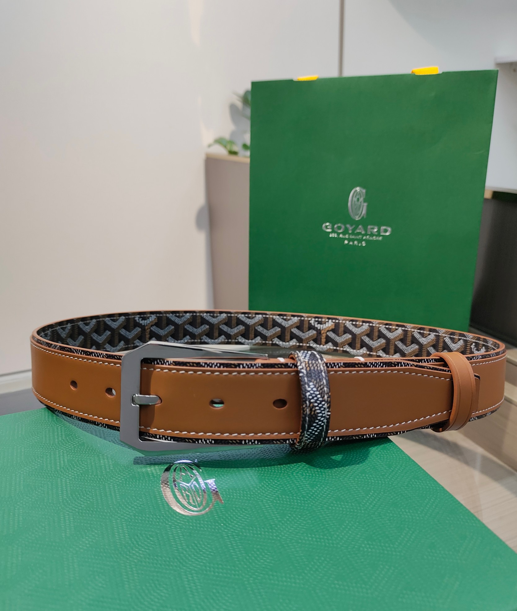 
Goyard(戈雅)腰帶源於法國奢侈品牌，設計風格簡約低調，腰帶身有標誌性帆布搭配進口頭層牛皮，腰帶扣採用簡約精品鋼扣，延續品牌的低調奢華，帶身寬度3.4CM，適用商務休閒日常佩戴。