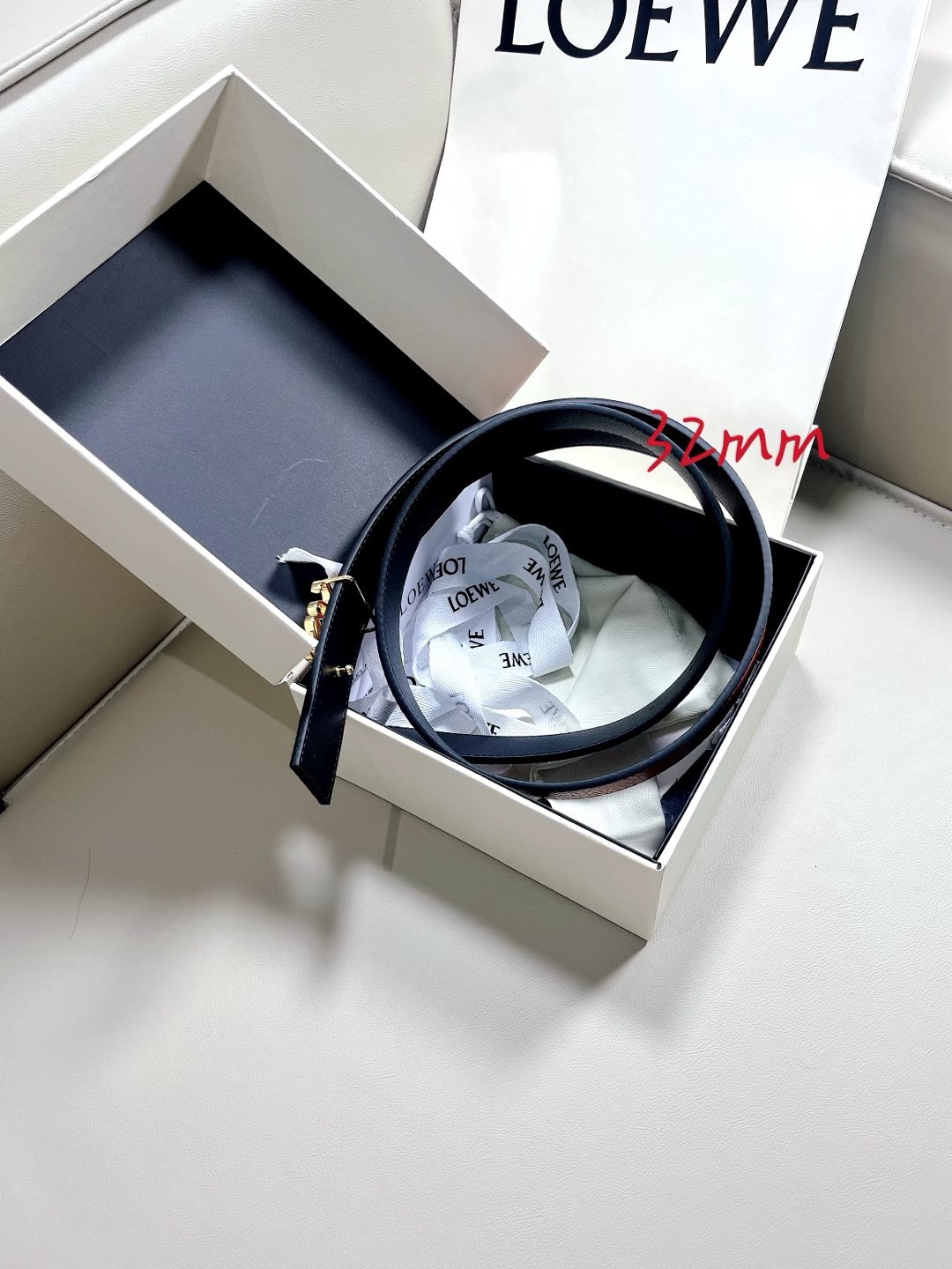 羅意威LoEWE 3.2cm正反兩穿腰帶，選用壓紋牛皮革製成，反復Anagram圖案