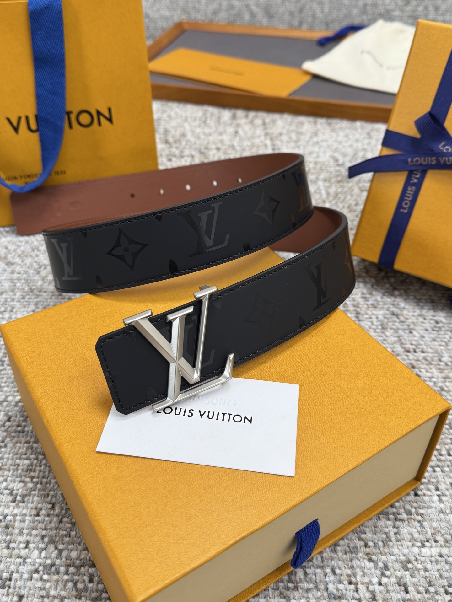 
Louis Vuitton LV腰带 丝印系列 原厂五金 精致手工绘边 柔软舒适 宽4.0