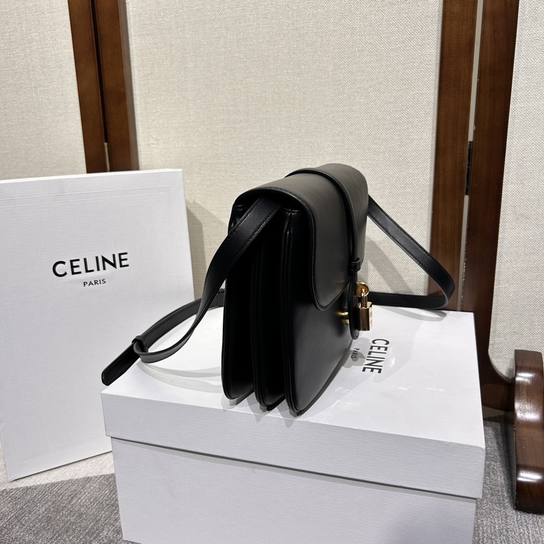 CELINE TABOU全新復古郵差包~是新一季個人覺得最耐看包型 進口牛皮/內里羊皮 全套包裝 隨意對比[愛心]
尺寸：22 *16 *7cm
款號搜：196583