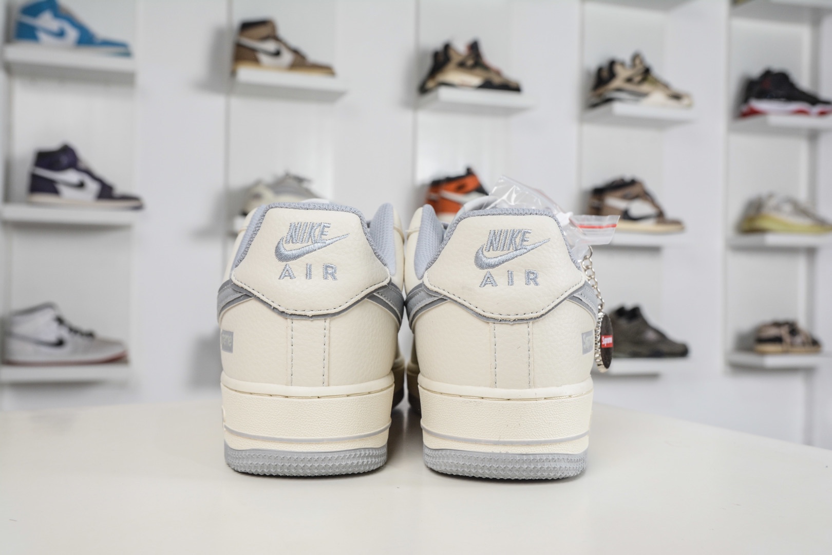 Nike Air Force 1 Low 07 x Supreme SUP聯名-反光灰 
貨號:DD1982 338
Size：36 36.5 37.5 38 38.5 39 40 40.5 41 42 42.5 43 44 44.5 45