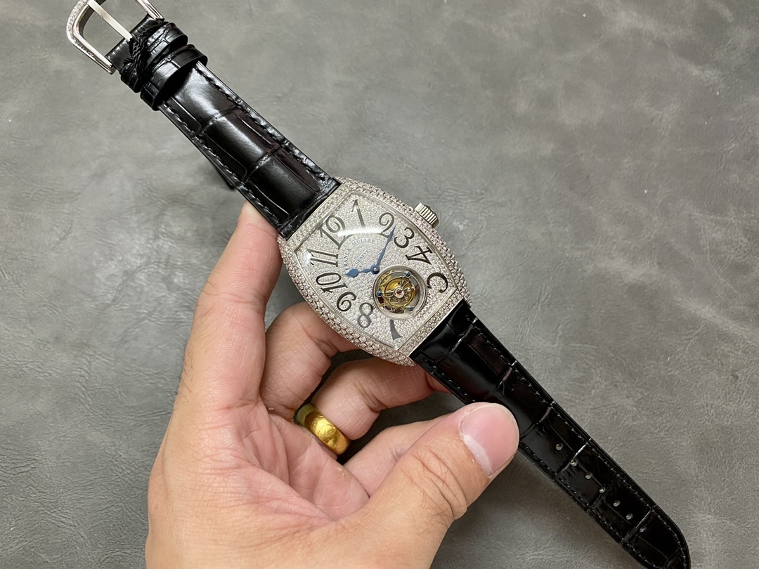 ABF 最新款頂級復刻 法蘭克穆勒 陀飛輪腕表 25鑽鏤空陀飛輪 限量版 歷時一年研發機芯 
1 1:1 超級復刻原裝複雜鏤空機芯 細節完美到位 打造正品機芯獨具的雙發條盒
2超長72小時動力儲存 告別每天手動上鏈 高端玩家的定制款
3 千錘百鍊 316L精鋼表殼 拉絲拋光 提供兩種表殼選擇 跟專櫃VVIP一樣訂制喜好服務 超薄表殼 彎曲弧度 更加貼合手腕 佩戴舒適
4高成本超清拱形藍寶石水晶玻璃 超強通透 防刮耐磨
5純正進口意大利小牛皮 手感品質一流 防水透氣 
6瑞士工程師 原版機芯拆解 一比一甲