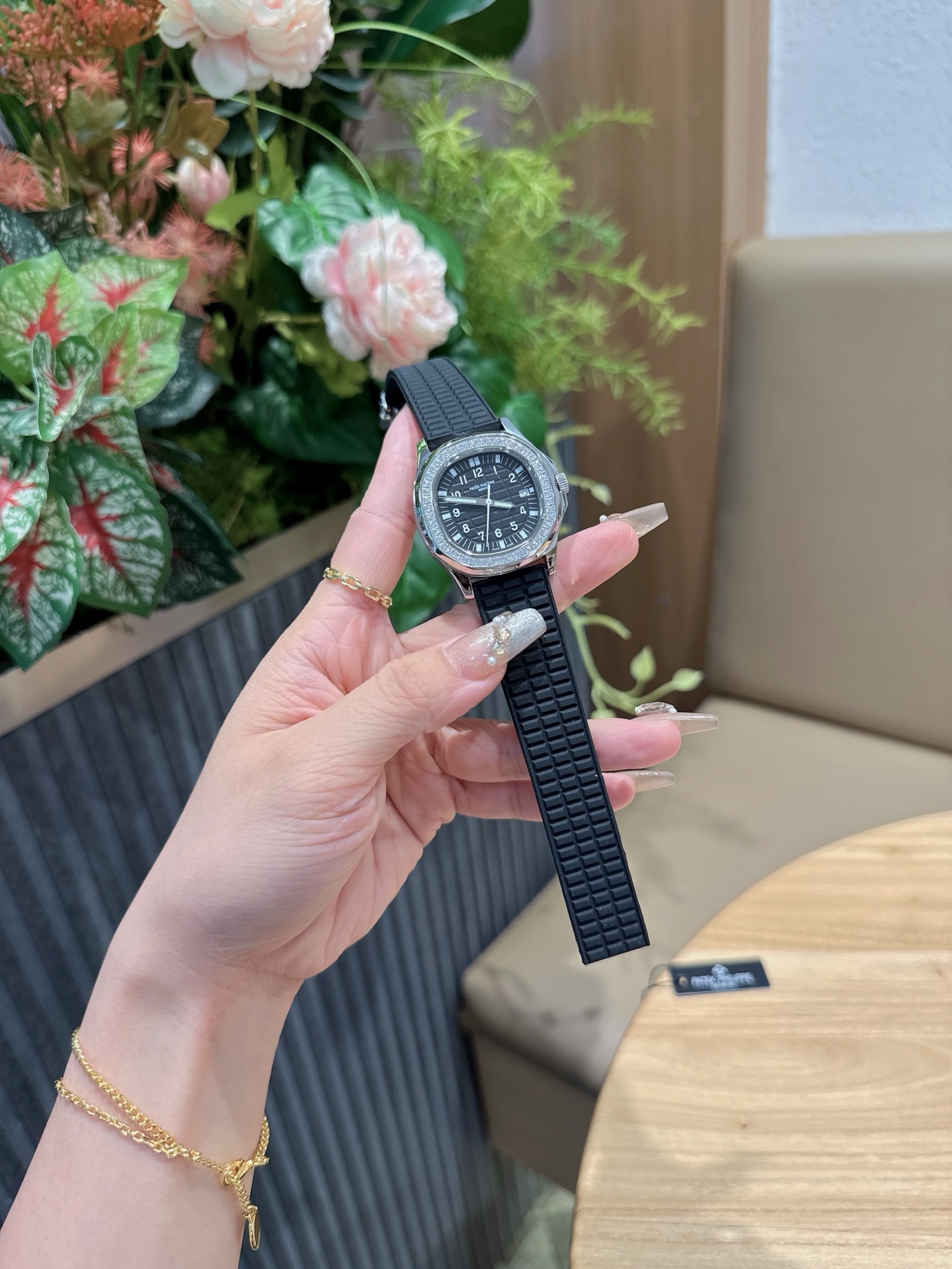 
百達翡麗  5067A 手雷 石英女表 PATEK PHILIPPE--5067A全系列石英腕表，帶來全網最佳的復刻產品和極致體驗，確保還原正品般的舒適感，尺寸35.6X7.7mm 圓潤的八角形表殼與原裝一致，走時穩定，續航持久，性價比超高。