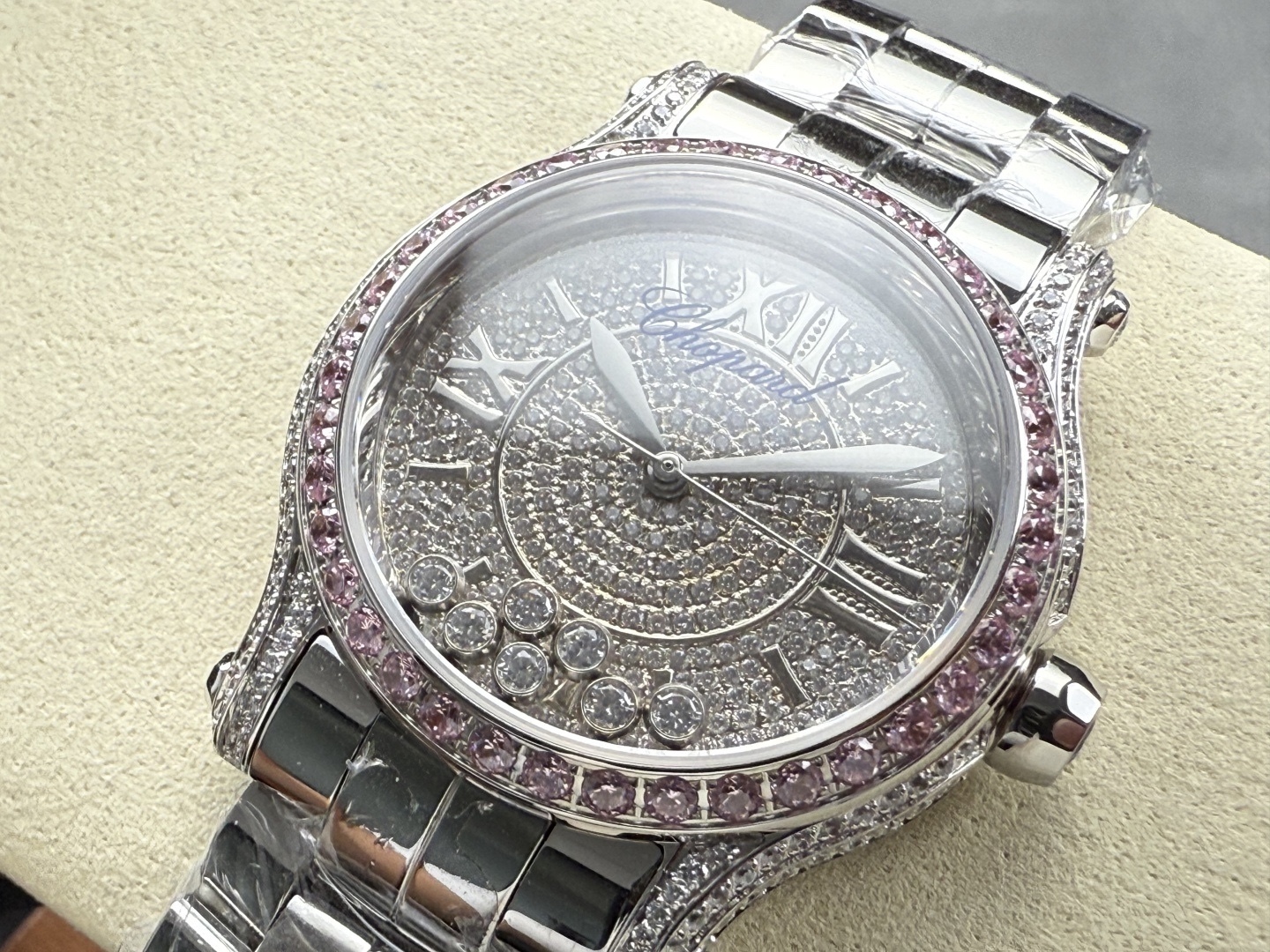 YF-新品🆕 滿鑽 快樂鑽36mm
2025最新款滿天星   原裝搭配美洲鰐魚錶帶 搭配2892機芯 蕭邦（HAPPY DIAMONDS）作為蕭邦最暢銷的系列一直以細膩的手法詮釋蕭邦標誌性靈動鑽石的概念，此系列作品柔美而時尚，都說男戴萬國女戴蕭邦 有金（進）有鑽（賺）寓意也很好。錶盤內的鑽石滾珠可自由滑行轉動，時來運轉 財運滾滾，讓每一位女性都以最迷人的造型驚艷世人。 這次給大家帶來的蕭邦快樂鑽系列 這次給大家帶來的蕭邦快樂鑽系列 是肖邦旗下最具代表性的腕表 最有特色的夾層玻璃的7顆，7顆鑽石產生自旋