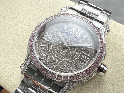 YF-新品🆕 滿鑽 快樂鑽36mm
2025最新款滿天星   原裝搭配美洲鰐魚錶帶 搭配2892機芯 蕭邦（HAPPY DIAMONDS）作為蕭邦最暢銷的系列一直以細膩的手法詮釋蕭邦標誌性靈動鑽石的概念，此系列作品柔美而時尚，都說男戴萬國女戴蕭邦 有金（進）有鑽（賺）寓意也很好。錶盤內的鑽石滾珠可自由滑行轉動，時來運轉 財運滾滾，讓每一位女性都以最迷人的造型驚艷世人。 這次給大家帶來的蕭邦快樂鑽系列 這次給大家帶來的蕭邦快樂鑽系列 是肖邦旗下最具代表性的腕表 最有特色的夾層玻璃的7顆，7顆鑽石產生自旋