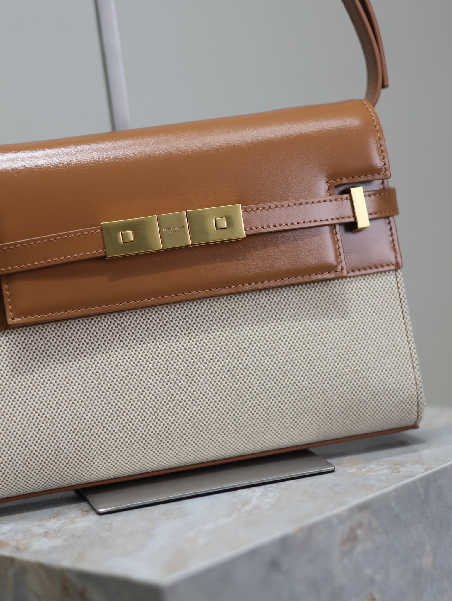 Manhattan_24cm
專櫃同步新款Manhattan法棍包小號24cm全新到貨！最新包型翻蓋曼哈頓法棍包，一改以往經典的logo，取而代之低調簡約的設計風格，它有點像H家的凱莉，很有復古的味道！商務➕休閒兩者結合，總結起來就是百搭！可以手拿，可以單肩或斜挎，一包多用，滿足了商務型女士，又滿足了小女生的休閒！精心挑選的原廠皮、完美的走線、精緻的五金讓整個包包都散髮出高級的味道！
型號：675626
尺寸：24x17.5x6cm