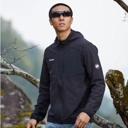 2026年春季新款猛獁象MAMMUT輕量單層彈力外套夾克 男女同款 軟殼連帽夾克
面料95的聚酯纖維 5的氨綸 輕盈帶彈力  手感柔軟舒適   不靜電 質感輕膚，，自帶纖維紋理 ，格紋凹槽 空氣流通  可快速散熱  吸濕排汗 
款式設計簡約大牌，胸口拼布拉鍊口袋 ，多處細節採用四針六線🧵設計點綴，肉眼可見的工藝美
手插口袋，做的壓膠無痕一公分外延  內隱藏拉鍊口袋 上下刺繡鎖邊 提升品質
彈力袖口 輕便舒適 ，下擺出帶有調節繩，穿搭風格可隨意切換
日常休閒  上班通勤 戶外運動  舒適百搭