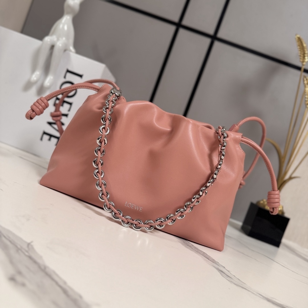 LO℮w℮🌟柔軟納帕羊皮革 Flamenco Purse 福袋 採用褶皺設計，側面搭配標誌性繩結等關鍵細節。款式時尚百搭，可作為手拿包攜帶，亦可搭配甜甜圈鏈條肩背，或搭配皮革肩帶斜挎。此版本採用柔軟納帕羊皮革製成。可肩背、斜挎或手提*可拆卸可調節皮革肩帶*可拆卸甜甜圈鏈條飾*Anagram 鐫刻卵石紋*低調的磁扣開合*絨面革襯里燙金或燙銀*(配套金屬鏈條加長皮肩帶）
型號：012403
Size：30*10.5*20CM（配全套包裝）