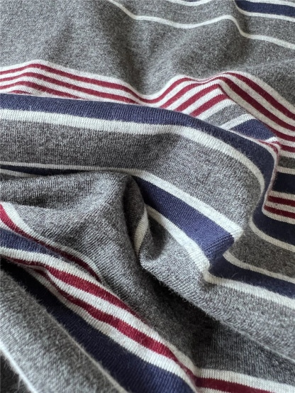 2026醉新款條紋長袖 2026醉新款條紋長袖經典款條紋長袖也太會拿捏鬆弛感了吧新色灰調底色+紅藍細條紋復古又不挑人寬松版型隨便一塞就有"不好好穿衣"的慵懶感~面料1:1定織定染175克60支雙紗汗布，手感舒適上身親膚透氣不變形，支持原版對比，醉高版本證品級男女同款

尺碼：S  M  L

S衣長69 胸圍112  袖長60

M衣長71 胸圍116  袖長61

L衣長73 胸圍120  袖長62

