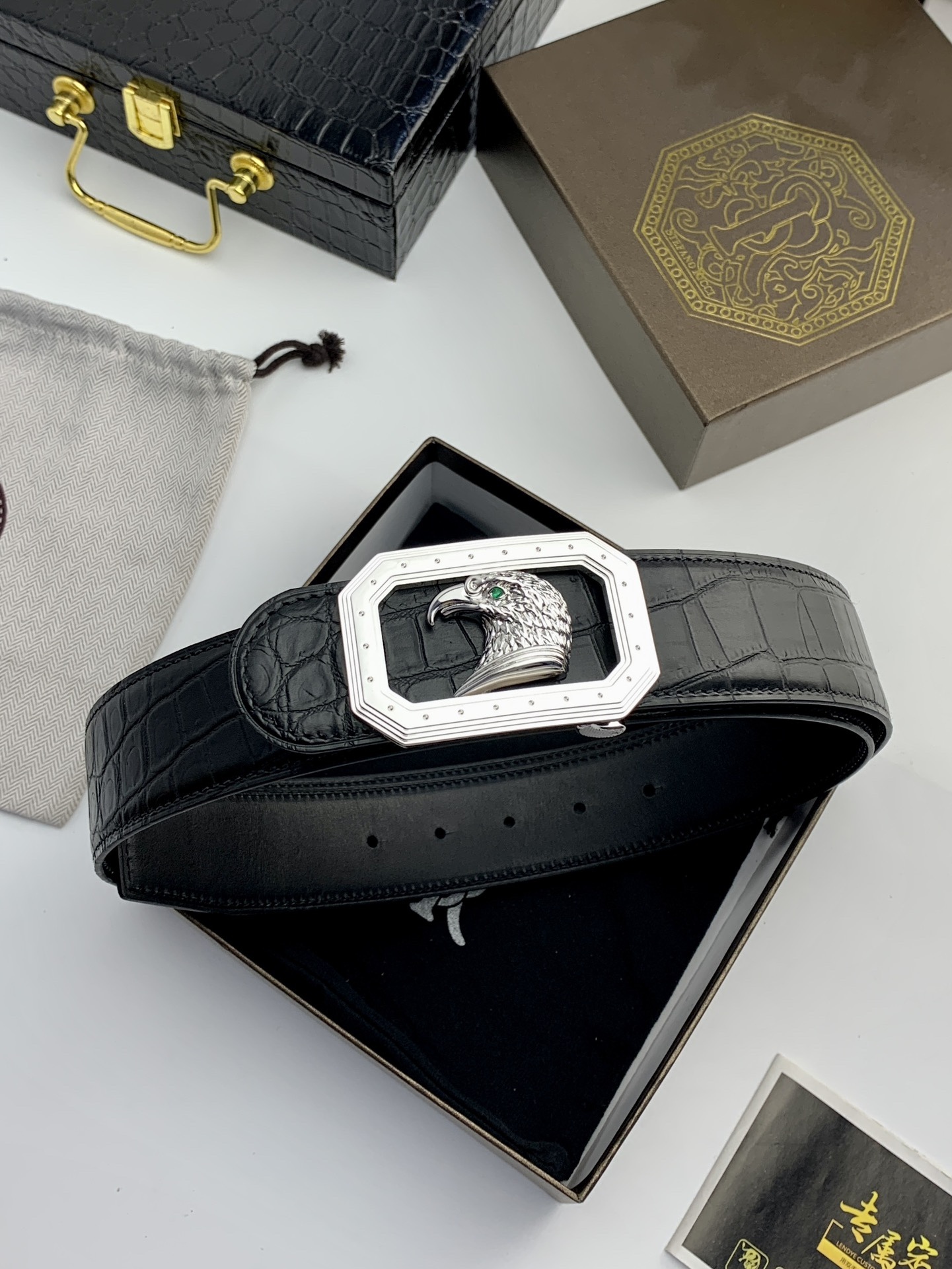 【史蒂芬】原版鰐魚紋牛皮腰帶，搭配新款不鏽鋼鷹頭扣，寬度3.8cm，雙面可用，無夾層，長度不可調節，需要選擇合適的尺碼。具有獨特吸引力！