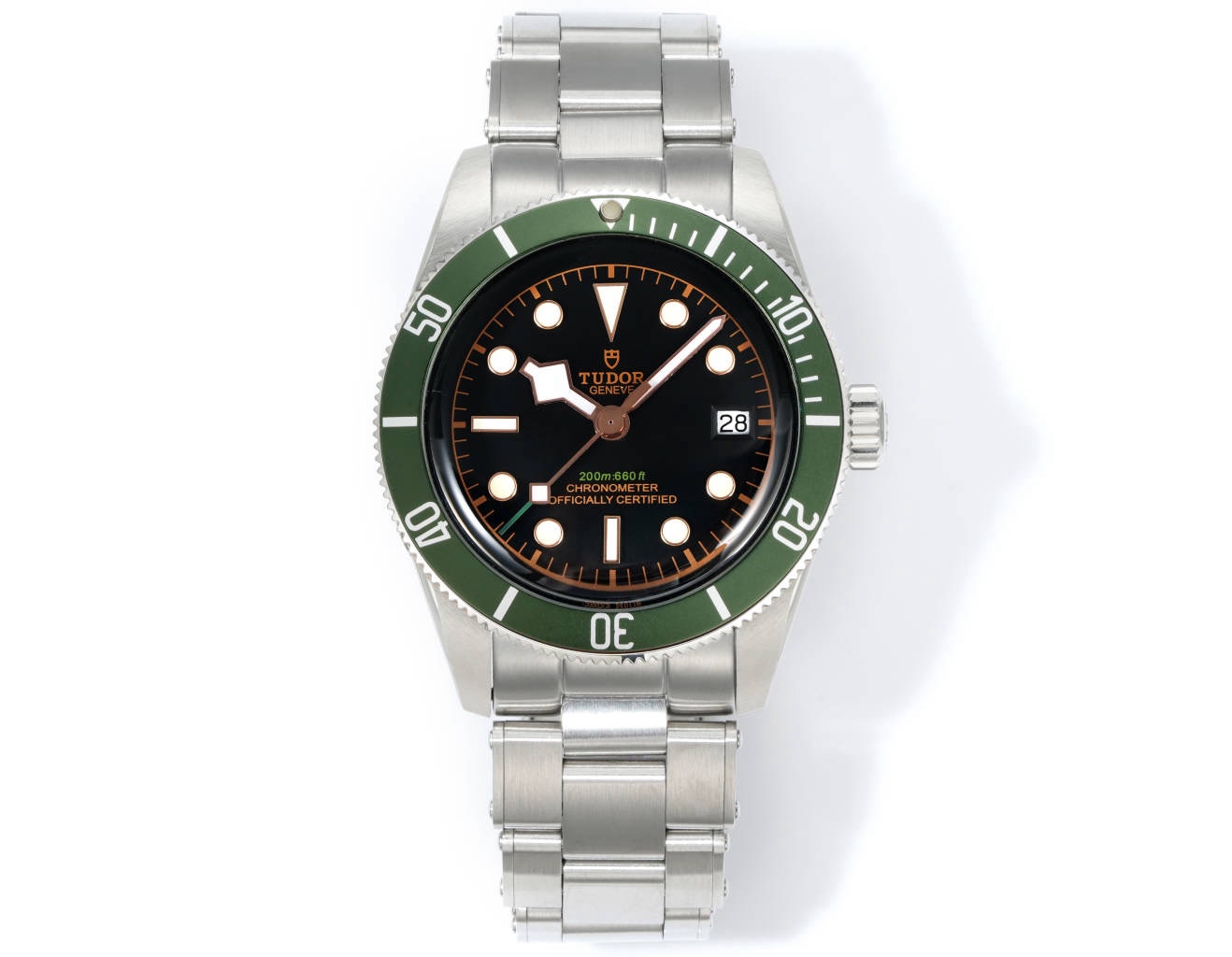 廠帝舵 TUDOR   碧灣系列對於帝舵來說，無疑是一個龐大的產品線，在今年推出了一隻全新的單色碧灣，以絕對的實力被認為是勞力士無歷黑水鬼的平替！今年推出的這只全新單色碧灣，也迎來了碧灣第三次制表科技和煥新美學風格上的革新。
1.新款碧灣迎來新的改革，升級夜光珠，而正品同步凹入式，搭配的是圓拱形藍寶石表鏡，更顯復古感📸 
2.腕表採用不鏽鋼材質打造表殼，經過精細的磨光與磨砂處理，呈現出獨特的質感和光澤度。同勞力士水鬼一樣，表殼採用41毫米尺寸，也是沿襲了“原版”碧灣的直徑，既適合日常佩戴，又能展現出腕