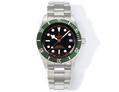 廠帝舵 TUDOR   碧灣系列對於帝舵來說，無疑是一個龐大的產品線，在今年推出了一隻全新的單色碧灣，以絕對的實力被認為是勞力士無歷黑水鬼的平替！今年推出的這只全新單色碧灣，也迎來了碧灣第三次制表科技和煥新美學風格上的革新。
1.新款碧灣迎來新的改革，升級夜光珠，而正品同步凹入式，搭配的是圓拱形藍寶石表鏡，更顯復古感📸 
2.腕表採用不鏽鋼材質打造表殼，經過精細的磨光與磨砂處理，呈現出獨特的質感和光澤度。同勞力士水鬼一樣，表殼採用41毫米尺寸，也是沿襲了“原版”碧灣的直徑，既適合日常佩戴，又能展現出腕