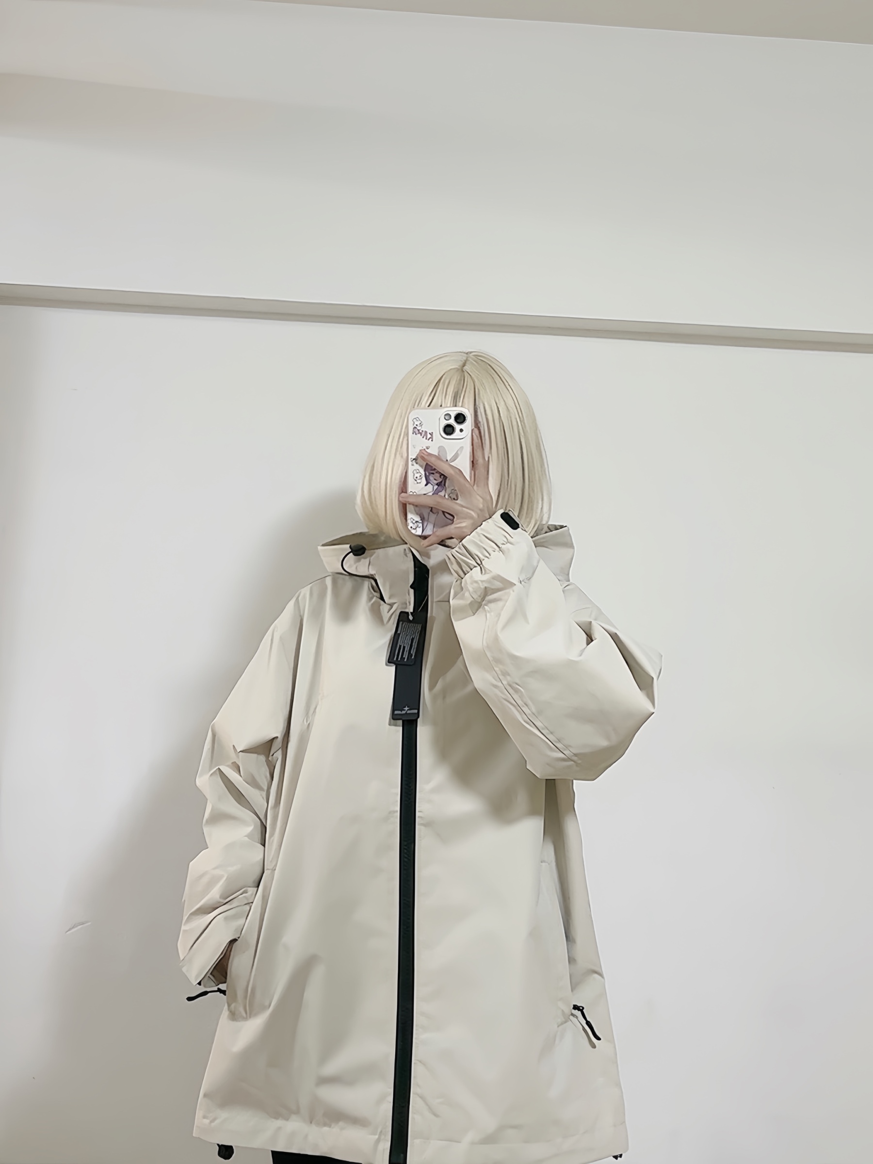 Stone Island/石頭島 24ss 手臂刺繡羅盤衝鋒衣外套
石頭島春季最熱單品 超級吸睛的一款衝鋒衣外套 一眼就能愛上 採用梭織防風防水面料 手感細膩順滑 寬松連帽的版型  水洗標一應俱全 細節滿滿的一款衝鋒衣 大廠代工 品質可靠 

-略帶復古感的機能衝鋒衣 城市徒步 戶外穿行都很出挑 男女都可以駕馭的一款潮流單品 
Color：黑色
A Size：S-XXL