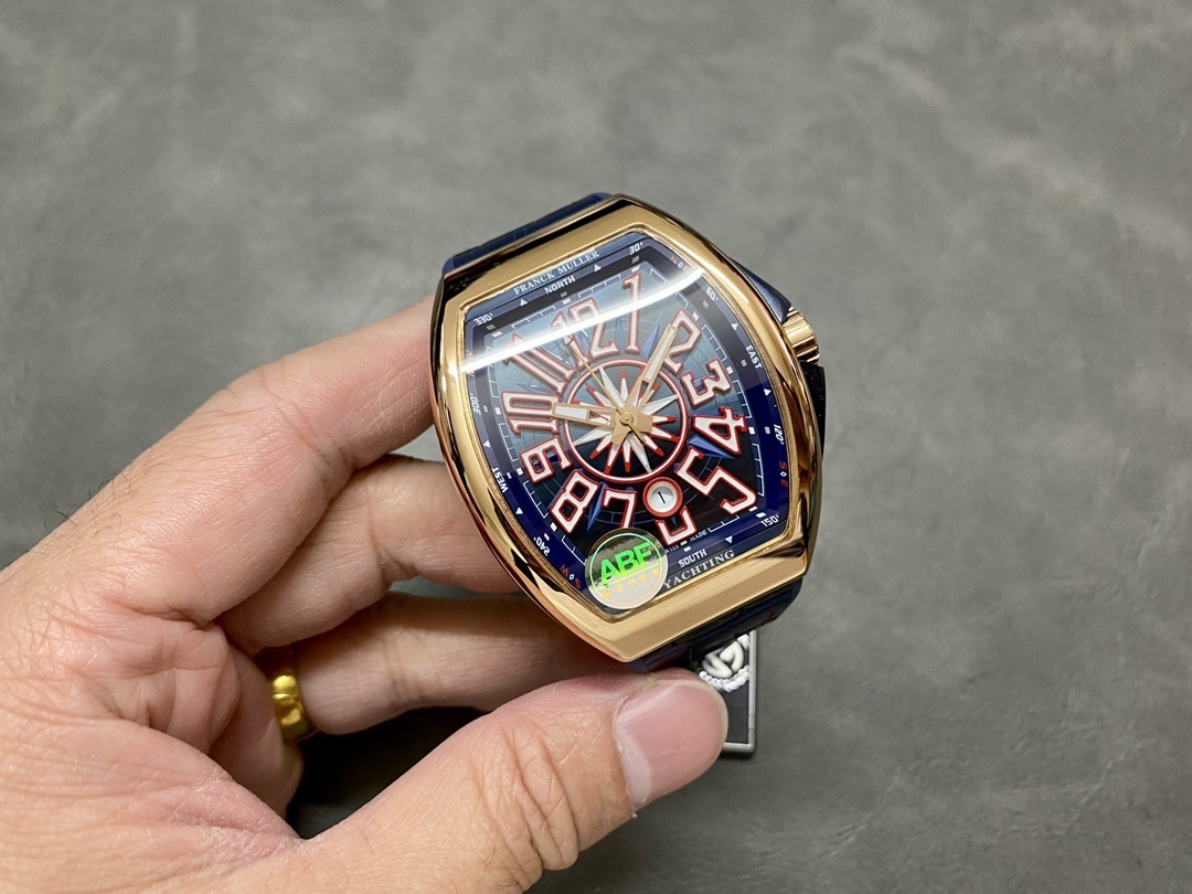 全新 V45 遊艇新款原版復刻鋼帶全新款 
ABF 法蘭克穆勒 最新款獨家定製版 Vanguard腕表 V45 CRAZY HOUR 瘋狂時間系列 比特幣特別限量版 
打破常規 將12個Art Deco式的阿拉伯數字整齊排列 定製版CZ02自動機械機芯 加裝了原先沒有的大秒針 行雲流水 更具時鐘特色 100%原版視覺效果 高級批花時針相隔4個小時 按時間順序跳躍 
原版開模1:1高端定制 三明治表殼結構 配件可以與原版通用 表殼尺寸 44*53.7mm 錶盤和皇冠使這款腕表的運動優雅和獨特美感