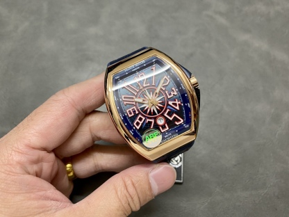 全新 V45 遊艇新款原版復刻鋼帶全新款 
ABF 法蘭克穆勒 最新款獨家定製版 Vanguard腕表 V45 CRAZY HOUR 瘋狂時間系列 比特幣特別限量版 
打破常規 將12個Art Deco式的阿拉伯數字整齊排列 定製版CZ02自動機械機芯 加裝了原先沒有的大秒針 行雲流水 更具時鐘特色 100%原版視覺效果 高級批花時針相隔4個小時 按時間順序跳躍 
原版開模1:1高端定制 三明治表殼結構 配件可以與原版通用 表殼尺寸 44*53.7mm 錶盤和皇冠使這款腕表的運動優雅和獨特美感