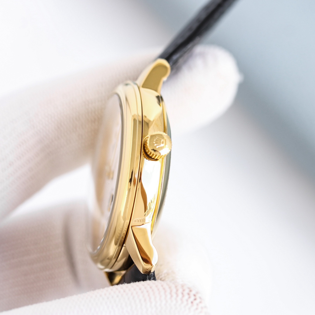 最新力作，市場最高版本最新推薦款，勞力士👑切利尼月相系列.男士腕表簡單不失大氣[勝利]搭載精准瑞士ETA2824-2機芯（6字位真日曆與24小時日月星辰功能）40mm表徑，316精鋼表殼，耐磨抗刮藍寶石玻璃，原裝品質針扣，具備超強防水功能，搭配意大利牛皮讓手腕更貼合舒適！TW工廠出品的勞力士充分體現了高級制表業最純粹的傳統！適合各種商務場合，簡斂精緻不失優雅！