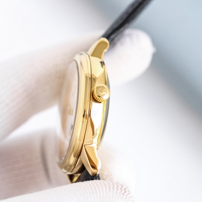 最新力作，市場最高版本最新推薦款，勞力士👑切利尼月相系列.男士腕表簡單不失大氣[勝利]搭載精准瑞士ETA2824-2機芯（6字位真日曆與24小時日月星辰功能）40mm表徑，316精鋼表殼，耐磨抗刮藍寶石玻璃，原裝品質針扣，具備超強防水功能，搭配意大利牛皮讓手腕更貼合舒適！TW工廠出品的勞力士充分體現了高級制表業最純粹的傳統！適合各種商務場合，簡斂精緻不失優雅！