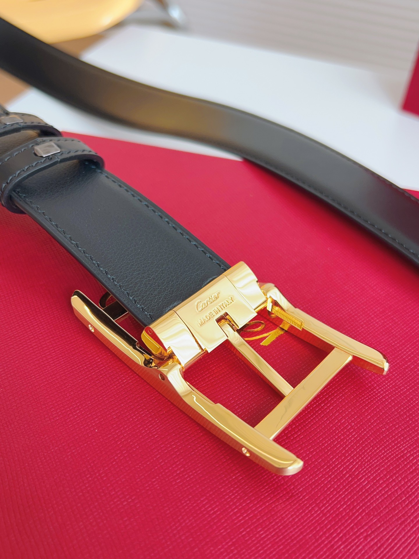 
Cartier（卡地亞）憑借匠心傑作展現與眾不同的美感，融合精湛工藝與經典設計，演繹雋永風格；瀟灑不羈，果敢獨立！此款式易搭配服飾；休閒正裝兩相宜。皮帶寬度：35mm