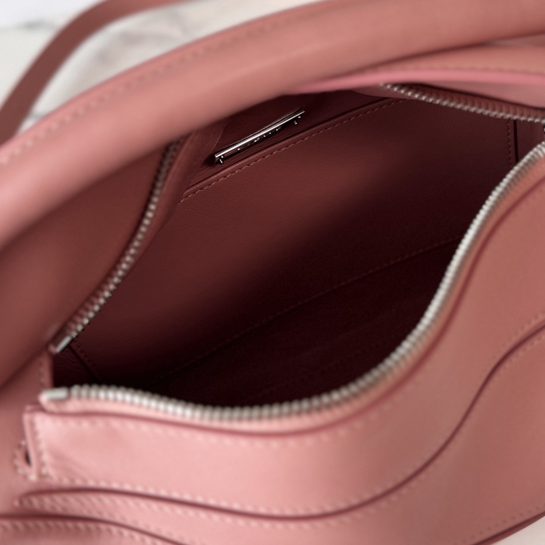 LO℮w℮🌟新款 小號納帕羊皮革 Featherlight Puzzle 手袋 以別具一格的幾何線條勾勒長方體造型。柔軟輕盈的納帕皮革為手袋注入隨性慵懶的風格。可肩背、斜挎或手提
可拆卸可調節肩帶，飾有旋轉卡扣*拉鍊開合，鉸接式拉鍊頭 一個外部拉鍊後袋，一個內部插袋*可拆卸 LOE**WE 燙金或燙銀標籤，飾有隱秘口袋和氣球骰子*長方形金屬腳釘 納帕羊皮革襯里 Anagram 壓紋、飾牌內部鐫刻 LOE**WE.
size:062502
型號：24*10.5*16.5cm（配全套包裝）