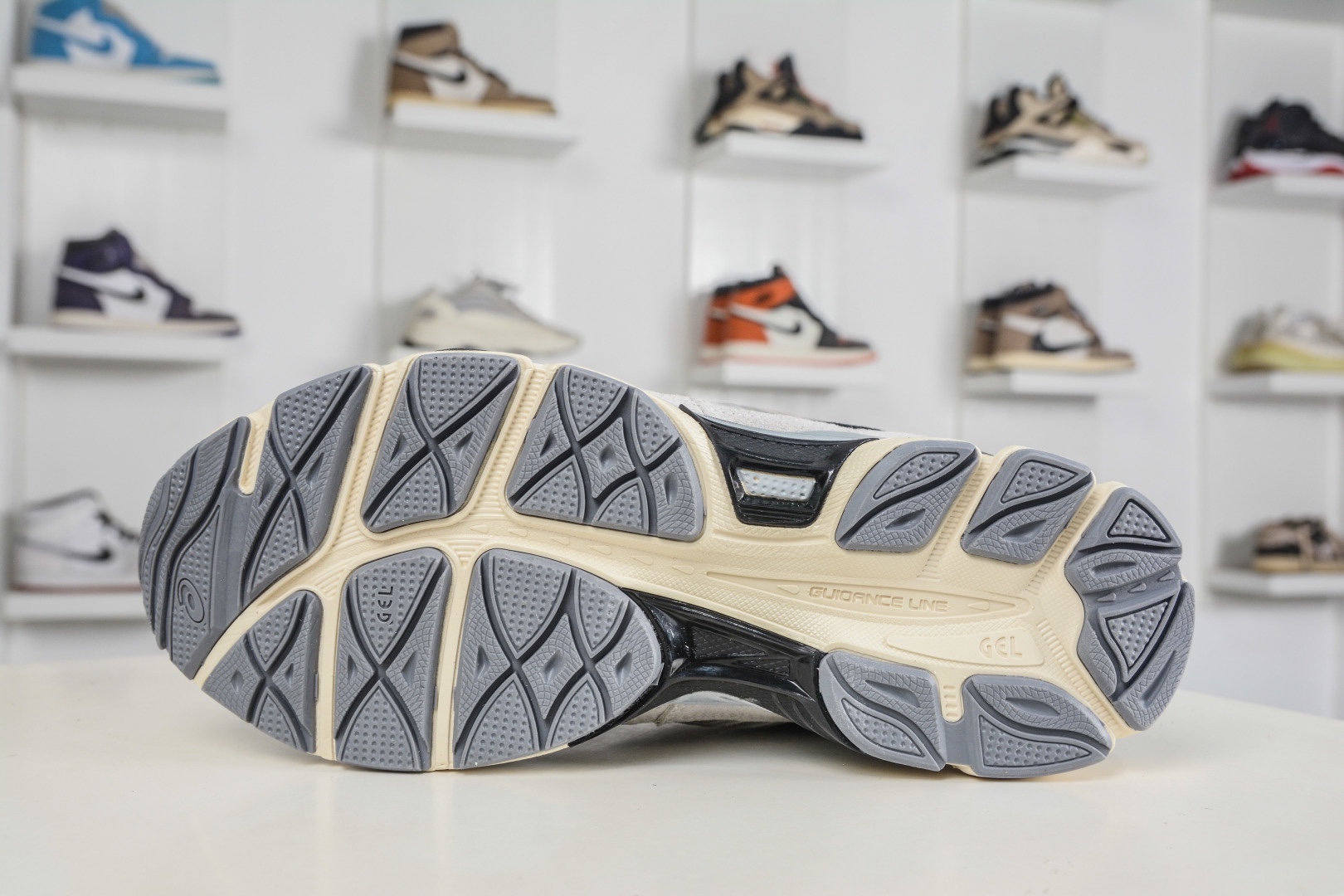 Asics Gel-NYC 亞瑟士運動休閒透氣專業跑鞋 
貨號: 1203A383 004
尺碼：36 37 37.5 38 39.5 40 40.5 41.5 42 42.5 43.5 44 45