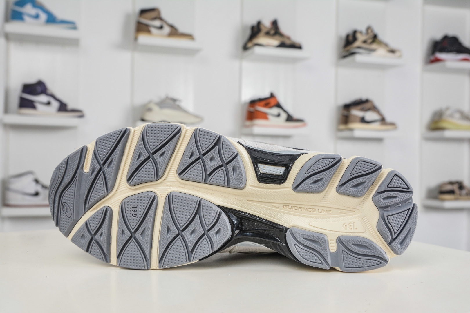 Asics Gel-NYC 亞瑟士運動休閒透氣專業跑鞋 
貨號: 1203A383 004
尺碼：36 37 37.5 38 39.5 40 40.5 41.5 42 42.5 43.5 44 45