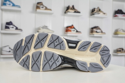 Asics Gel-NYC 亞瑟士運動休閒透氣專業跑鞋 
貨號: 1203A383 004
尺碼：36 37 37.5 38 39.5 40 40.5 41.5 42 42.5 43.5 44 45