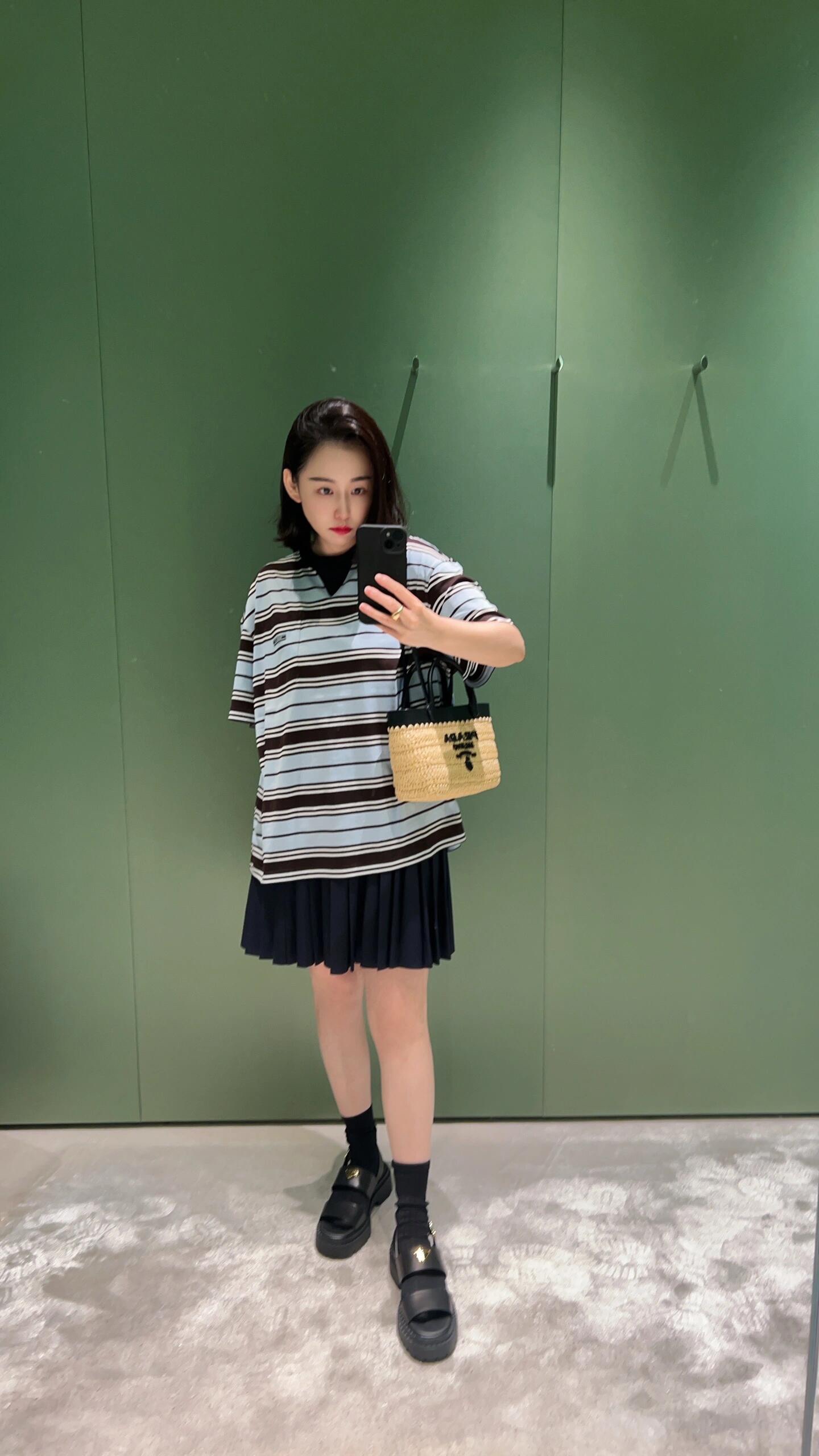 🔝PRADA普拉達PRD 藍色條紋口袋短袖T恤
定制精密60支雙股尊享條紋料，人體學立體裁剪，慢工出細活，做工複雜，繁瑣 時效慢，損耗高，手工紅外線畫線口袋，以紅外線技術為輔助，實現口袋位置的精准定位與標記，即保留了手工縫製的精細與靈活性，面料都經過澆洗，手感質感更佳，不易變形，不易縮水，不易褪色，合身版型
B Size：36 38 40 42