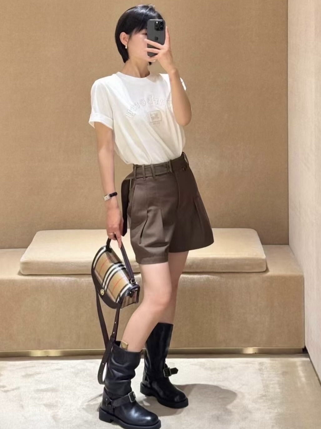 🔝BURBERRY巴寶莉BBR 哥特體刺繡短袖T恤
正品購入，100%洗後維斯棉235克，舒彈羅紋285克，進口刺繡，面料酵洗，定制1：1商標，寬松版型
B Size：S-XL