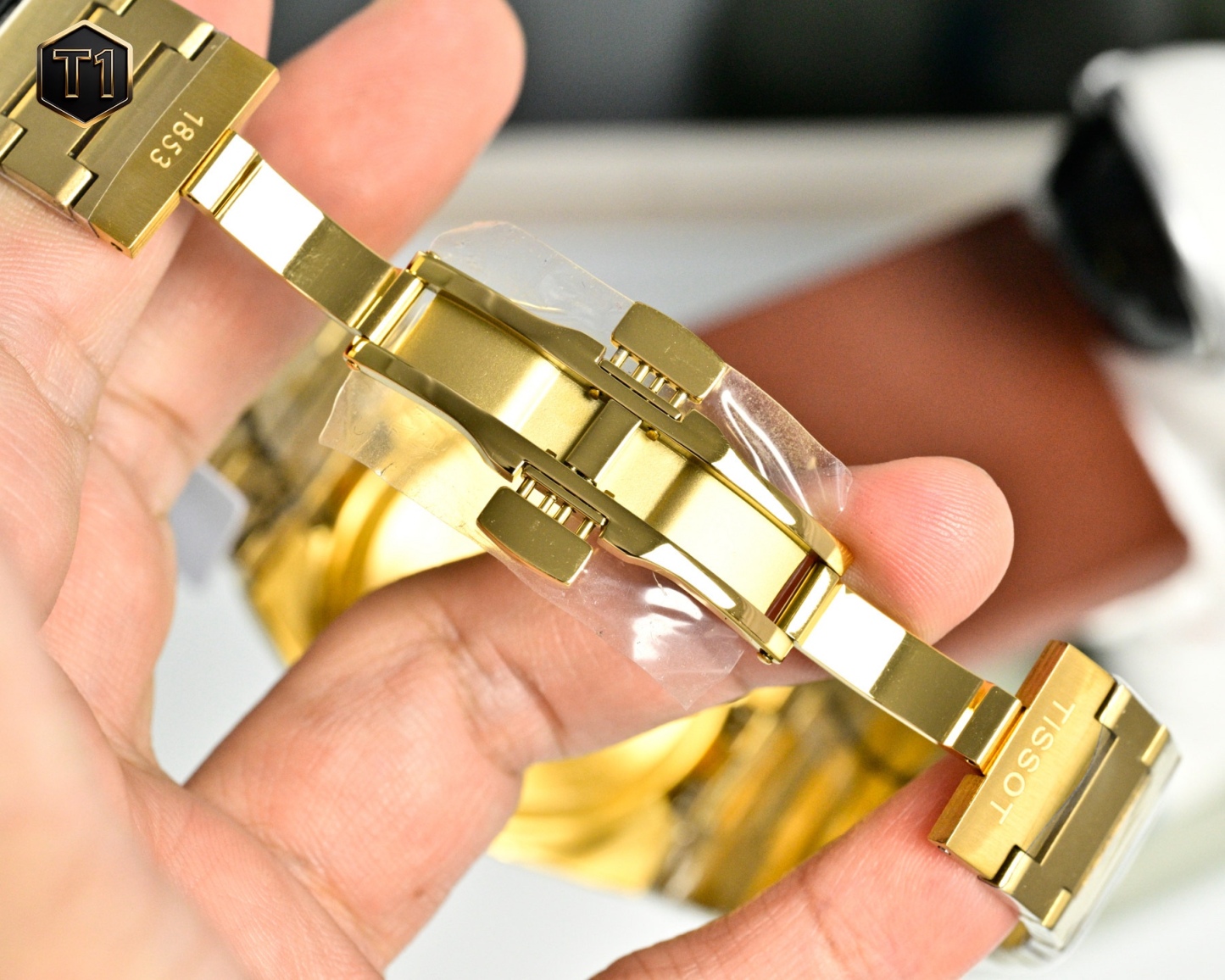 原單品質 天梭（TISSOT）PRX系列  T137.410.11.031.00 復古時尚 商務男士石英腕表火爆登場  ❤️❤️
憑借disco 風格設計 此系列腕表打破了復古與潮流的界限，將上世紀70年代情懷融於現代時尚，重塑時代經典魅力，時刻驚艷在線。秉持創新源於傳統的品牌理念，為其配了酒桶型表殼，配備了“一體式精鋼錶鏈”（融錶鏈，表耳，表殼於一體）。方寸之間卻有匠心獨運，天梭攜手復刻經典力作，呈現1911年腕表造型設計，這一刻，著古潮今。搭載瑞士石英機芯，藍寶石玻璃，316瑞士鋼，100米深度防