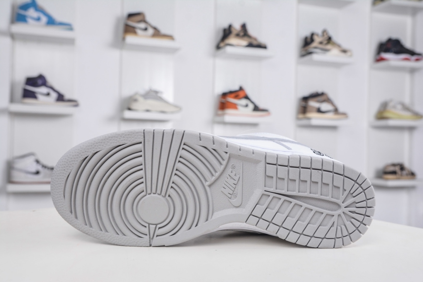 Supreme x Nk Dunk SB Dunk Low 聯名亞洲限定白灰
貨號:HQ8487 100
SIZE：36 36.5 37.5 38 38.5 39 40 40.5 41 42 42.5 43 44 44.5 45 46