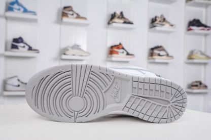 Supreme x Nk Dunk SB Dunk Low 聯名亞洲限定白灰
貨號:HQ8487 100
SIZE：36 36.5 37.5 38 38.5 39 40 40.5 41 42 42.5 43 44 44.5 45 46