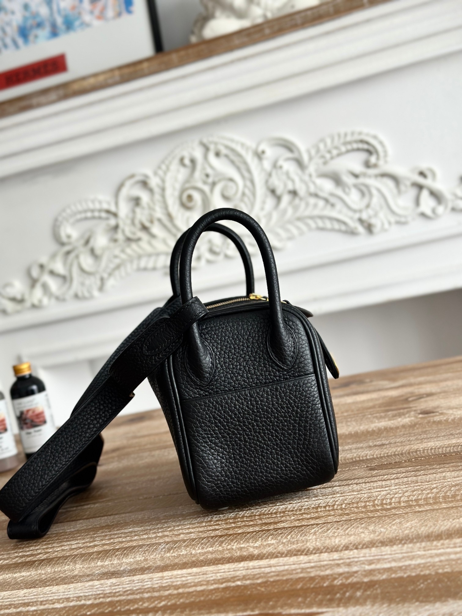 琳迪lindy 19cm	
Tc皮 蜜蠟線半手工縫製
lindy19保留了琳迪包所有細節的完整設計，側口袋、拉鍊等全部都是經典的設計√
這只小可愛暴擊了多少人的少女心