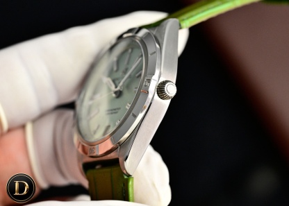 百年靈新款橫空出世（推出新高度）
全新百年靈機械計時腕表-南海膠囊系列
(chronometer Automatic 36mm)特別版
1⃣️現代復古風格讓您在人群中脫穎而出，打破沈悶，有溫度又不失浪漫！
2⃣️這款優雅的現代復古靈感腕表適合想在人群脫穎而出的女士。（男士也可佩戴，膠囊系列市面最薄的中性款。）
3⃣️融合優異性能和造型美感，時尚而優雅，適合各種場合，多種金屬表殼可供選擇，同時也有鑲嵌彩色寶石鑽，從炫酷的精鋼材百搭雙色間金乃至豪華紅金，一應俱全，時標和多姿多彩錶盤。
