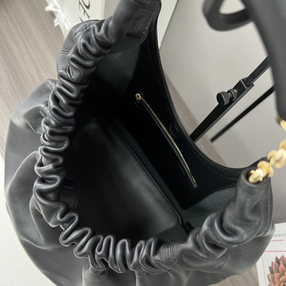 LO℮w℮🌟中號🆕納帕羊皮Squeeze手袋👜一款精緻而柔美的全新手袋，採用觸感柔軟的納帕皮革製成。這款順手藝是傳統工藝、創新研究和獨特設計的傑作，具備令人驚訝的輕盈褶皺包身、可調節甜甜圈鏈條和觸感柔軟的提手。此中號版本採用納帕羊皮革打造。*可肩背、斜挎或手提*可調節鏈條肩帶，搭配Anagram攜刻鵝卵石，附加額外鏈條，可進一步延長肩帶*磁扣開合*內部拉鍊口袋*無襯里*lo*ewe燙金或燙銀。
size：34*13.5*33CM
型號：652328 全鋼五金