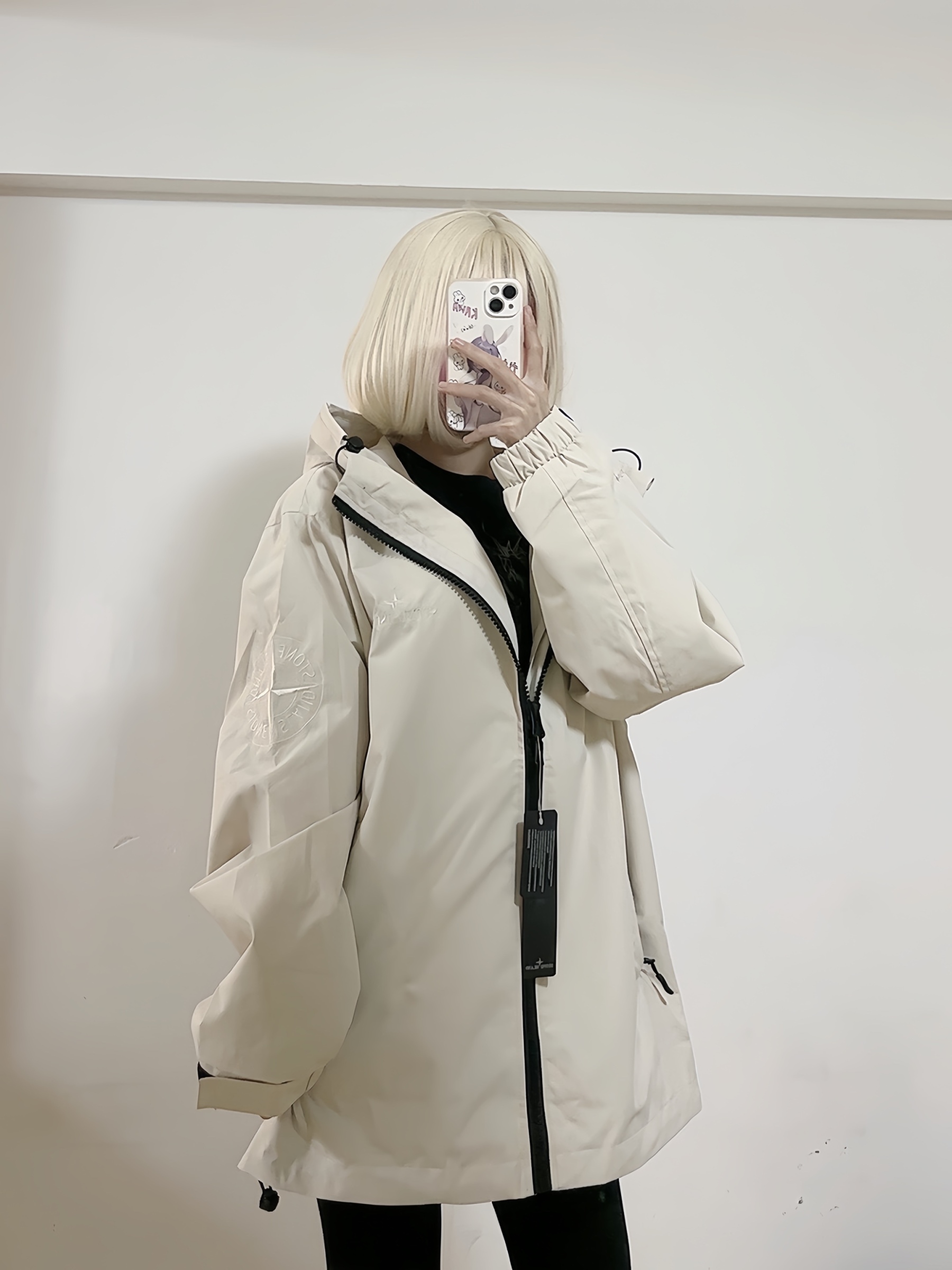 Stone Island/石頭島 24ss 手臂刺繡羅盤衝鋒衣外套
石頭島春季最熱單品 超級吸睛的一款衝鋒衣外套 一眼就能愛上 採用梭織防風防水面料 手感細膩順滑 寬松連帽的版型  水洗標一應俱全 細節滿滿的一款衝鋒衣 大廠代工 品質可靠 

-略帶復古感的機能衝鋒衣 城市徒步 戶外穿行都很出挑 男女都可以駕馭的一款潮流單品 
Color：黑色
A Size：S-XXL