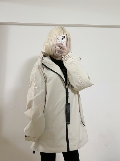 Stone Island/石頭島 24ss 手臂刺繡羅盤衝鋒衣外套
石頭島春季最熱單品 超級吸睛的一款衝鋒衣外套 一眼就能愛上 採用梭織防風防水面料 手感細膩順滑 寬松連帽的版型  水洗標一應俱全 細節滿滿的一款衝鋒衣 大廠代工 品質可靠 

-略帶復古感的機能衝鋒衣 城市徒步 戶外穿行都很出挑 男女都可以駕馭的一款潮流單品 
Color：黑色
A Size：S-XXL