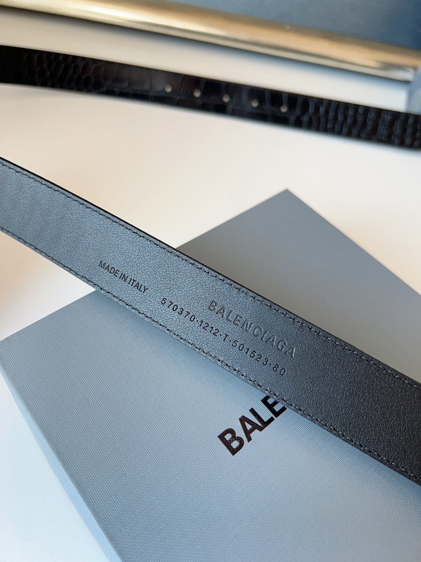 巴黎世家（Balenciaga）寬度3.0cm 是法國的奢侈品牌，作為時尚界最具影響力品牌之一的地位。設計師源於：都市時尚潮流獨特的設計風格，採用進口小牛皮製作；搭配純銅復古五金，使其更具魅力。值得擁有的百搭精品！