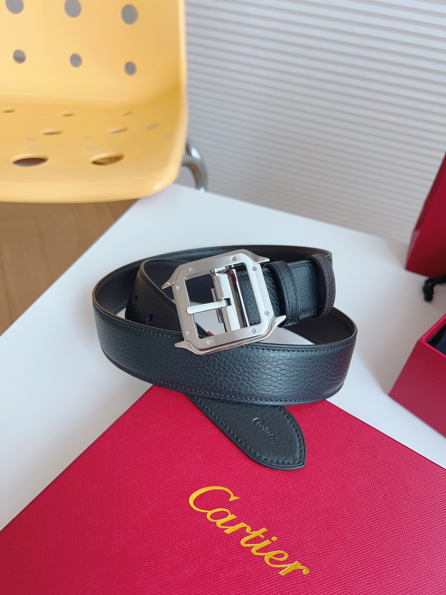 
Cartier（卡地亞）憑借匠心傑作展現與眾不同的美感，融合精湛工藝與經典設計，演繹雋永風格；瀟灑不羈，果敢獨立！此款式易搭配服飾；休閒正裝兩相宜。皮帶寬度：35mm