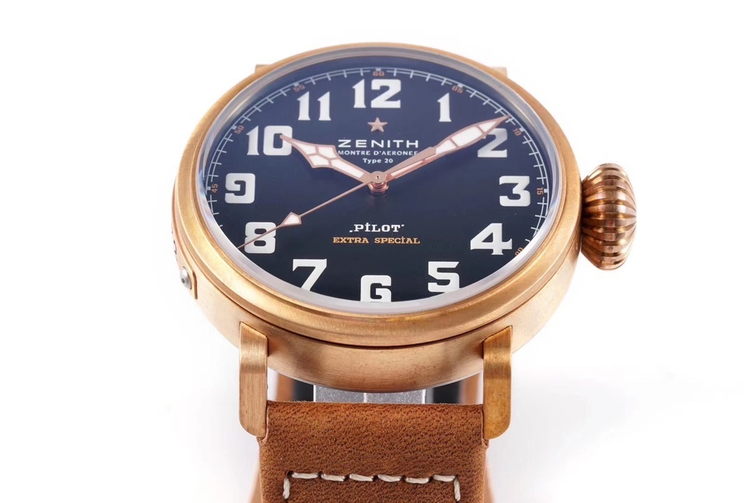 SⅤ又添新作真利時飛行員系列2019年度新款 好萊塢大片青銅騎士殺到！！！真力時是胡歌和靳東等“老幹部”們十分喜歡佩戴的腕表品牌之一，這款青銅材質的腕表散髮著一身正氣，本身就是腕表界的“老幹部”，戴上它足以從外在增添內涵。腕表45毫米的表殼由青銅打造，表鏡採用弧形雙面防眩處理藍寶石水晶，淺變綠色錶盤上粗體阿拉伯數字時標和鍍金琢面的指針上都覆有SuperLuminova SLN C3超級夜光物料，夜間仍可清晰讀取時間，SV 真力時飛行員系列，實現你的大飛夢