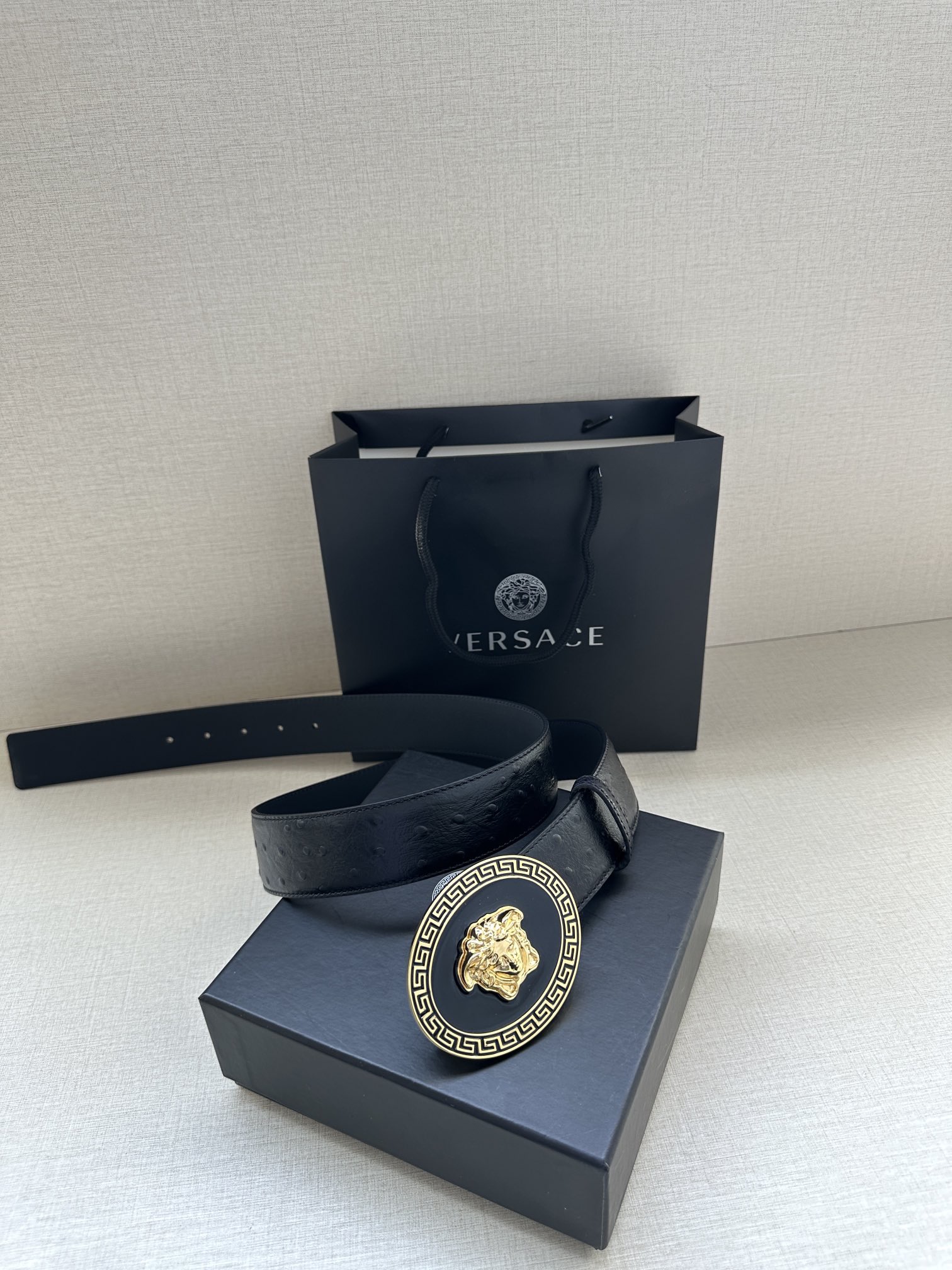 寬度：4.0cm （範思哲） 此款橢圓五金配件、腰帶飾有標誌性的Versace美杜莎頭像扣，彰顯品牌格調。是一款精美的衣櫥必備單品。