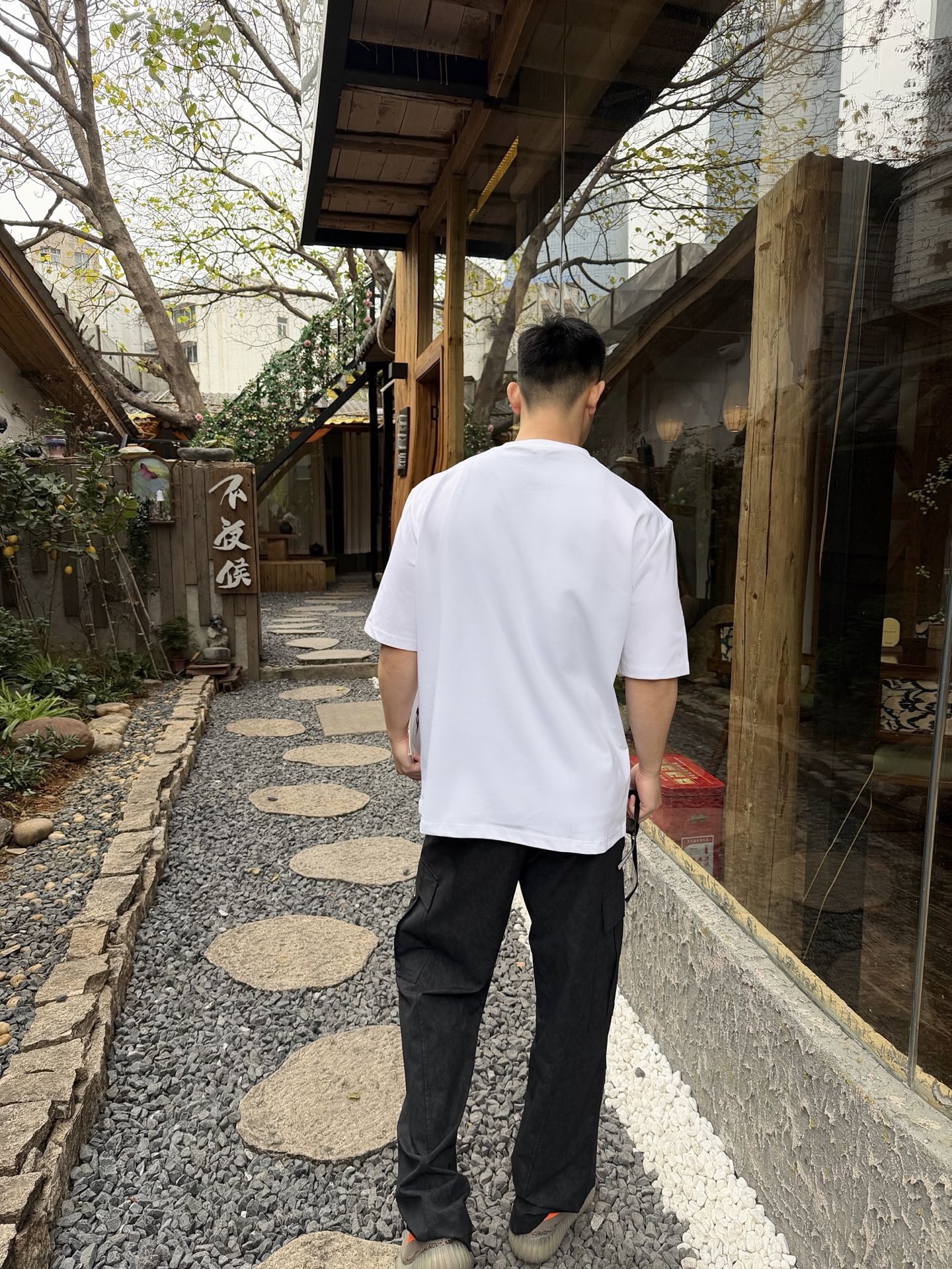 🔝LOEWE X LOUIS WAIN 羅意威 貓咪刺繡短袖T恤
定制緞光精密超柔錦棉，採用進口機刺繡工藝，精度高，線條流暢而細膩，面料都經過澆洗，手感質感更佳，不易變形，不易縮水，不易褪色，寬松版型
B Size：S-XL