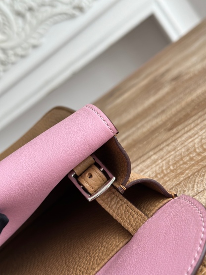 馬蹄包  半手工蠟線	Halzan	
 能滿足各種背法的!!
①手拎包②斜挎包③單肩包④手拿包
togo皮、五金細緻到油邊 無處不精緻√ 
尺寸：25cm